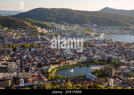 Bergen è una città e un comune in Hordaland sulla costa occidentale della Norvegia. Bergen è la seconda città più grande della Norvegia. La vista dall'altezza di volo degli uccelli. Antenna fuco FPV voli. Foto Stock