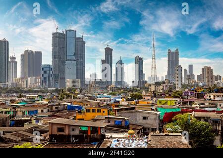 Vista delle baraccopoli sulle rive di mumbai, India sullo sfondo dei grattacieli in costruzione Foto Stock