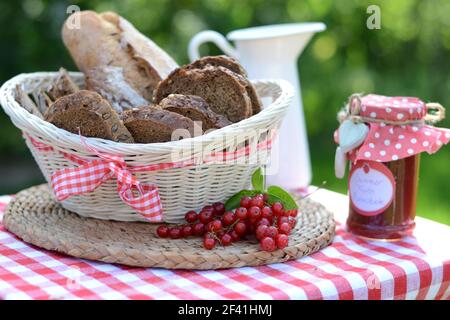 Freschi di forno sani fatti in casa con pane e marmellata, è servita nel giardino Foto Stock