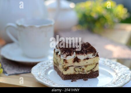 Tiramisù dolce serviti nel giardino profumato Foto Stock