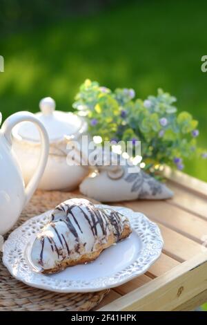 Prima colazione francese o dessert con croissant e caffè Foto Stock