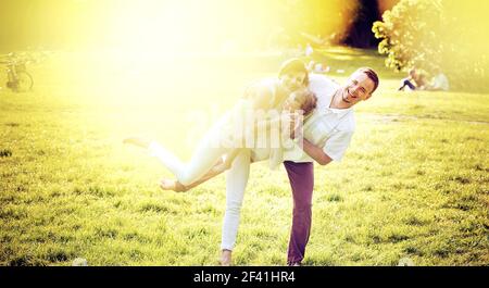 Ritratto di una famiglia felice rilassarsi in estate park Foto Stock