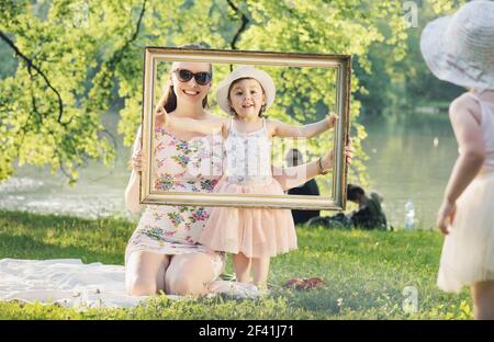 Felice madre e figlia avente un grande divertimento in un parco Foto Stock