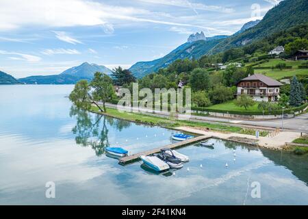 Casa tradizionale sul lago con molo privato in legno presso il lago di Annecy, Francia Foto Stock