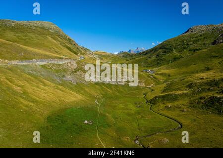 Ripido sentiero in pietra sul lato di una collina erbosa in montagna Foto Stock