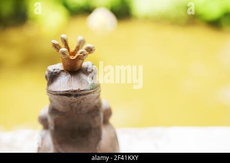 Rana figurine come decorazione su un davanzale della finestra Foto Stock