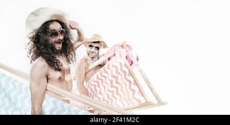 Due ragazzi geek sulla spiaggia - isolato Foto Stock