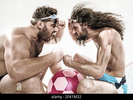 Due ragazzi divertenti sulla spiaggia Foto Stock