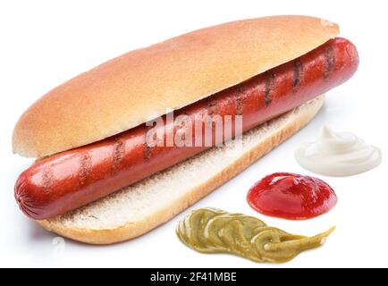 Hot dog - salsiccia alla griglia in un panino con salse - ketchup, maionese e senape isolati su sfondo bianco. Foto Stock