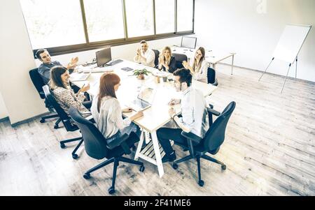 Gruppo di giovani collaboratori al meeting aziendale in Urban Coworking Place studio - concetto di risorse umane al lavoro ora Foto Stock