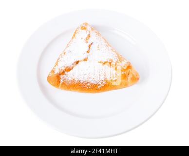Deliziosa torta con mele grattugiate. Coperto di zucchero in polvere. Isolato su sfondo bianco. Foto Stock