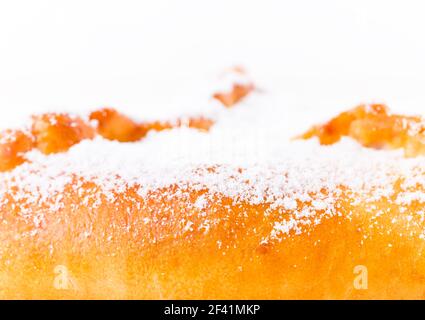 Deliziosa torta con mele grattugiate. Macro. La foto può essere utilizzata come sfondo completo. Foto Stock