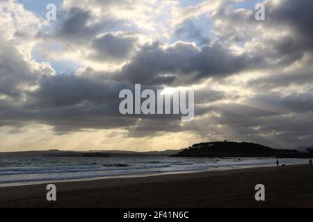 Vista costiera con 2 persone la Magdalena Penisola Mouro e faro Santander Cantabria Spagna paesaggio di inizio mattina inverno Foto Stock