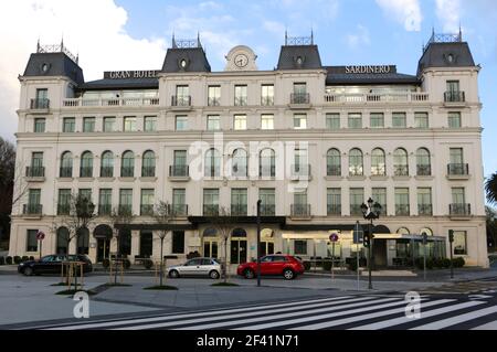 Facciata anteriore del recentemente ristrutturato Hotel Sardinero Marzo mattina Santander Cantabria Spagna Foto Stock