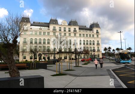 Facciata anteriore del recentemente ristrutturato Hotel Sardinero Plaza de Italia Santander Cantabria Spagna Inverno con un bus di passaggio e pedoni Foto Stock