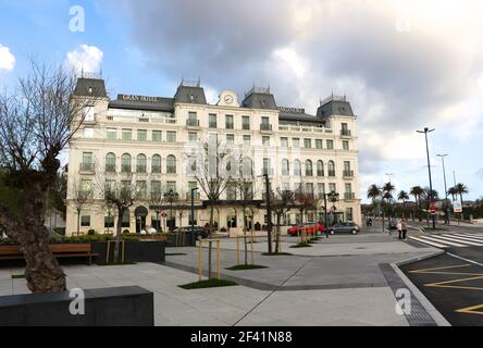 Facciata anteriore del recentemente ristrutturato Hotel Sardinero Plaza de Italia Santander Cantabria Spagna Inverno con pedoni Foto Stock