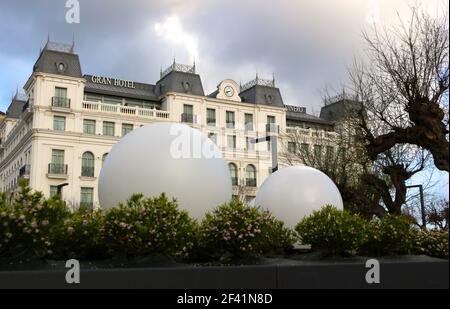 Facciata anteriore del recentemente ristrutturato Hotel Sardinero March Morning Plaza de Italia Santander Cantabria Spagna Inverno con nuova piazza paesaggistica Foto Stock