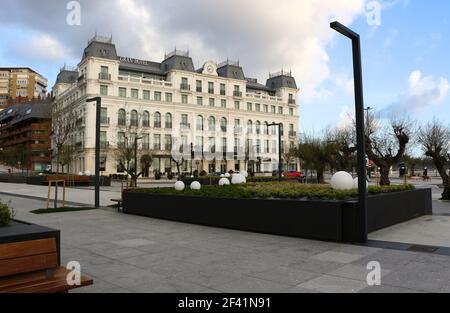 Facciata anteriore del recentemente ristrutturato Hotel Sardinero March Morning Plaza de Italia Santander Cantabria Spagna Inverno con nuova piazza paesaggistica Foto Stock