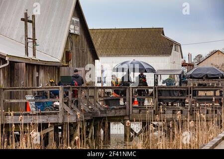 Spostamento dell'apparecchiatura di ripresa in un luogo di ripresa a Steveston British Columbia Canada Foto Stock