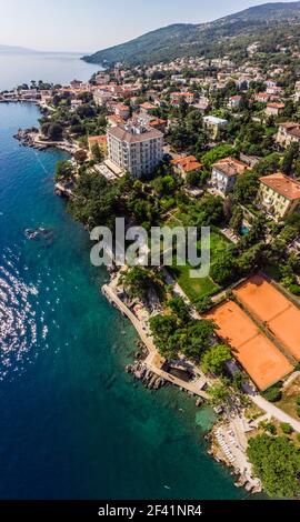 Bella vista panoramica del villaggio di Lovran e della sua riva del mare in Croazia. Foto dall'alto scattata sul drone. Foto Stock