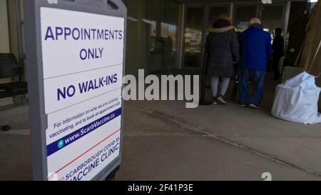 Cartelli sull'esterno dell'edificio del Centro Atletico che utilizzano come distribuzione della clinica di vaccinazione di massa. Foto Stock