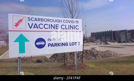 Toronto, Ontario, Canada - 03/17/2021: Indicazioni sulla strada per mostrare la direzione per l'Athletic Centre che utilizza come distribuzione della vaccinazione di massa cl Foto Stock