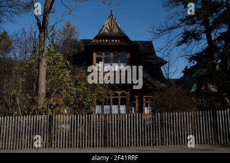 Polonia, Zakopane - 12 novembre 2020: Antica casa tradizionale in legno a Zakopane. Architettura in legno Foto Stock
