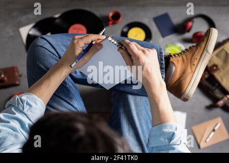 Mano maschio che tiene la penna o la matita e il taccuino. Concetto di stile di vita per studenti o compositori e per la musica d'arte Foto Stock