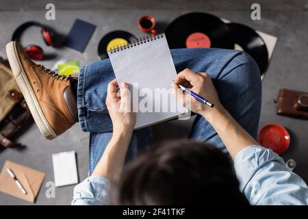 Mano maschio che tiene la penna o la matita e il taccuino. Concetto di stile di vita per studenti o compositori e per la musica d'arte Foto Stock