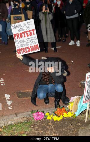 CARDIFF, GALLES. MARZO 17 2021. Rivendicare queste strade protestano fuori della stazione di polizia centrale di Cardiff. Foto Stock
