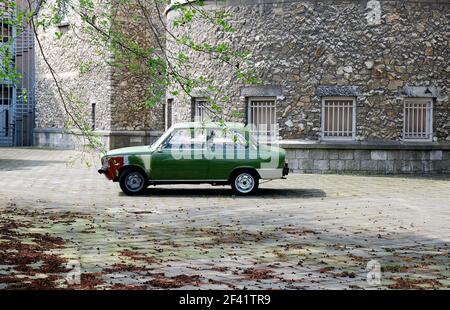 Vecchia auto verde d'epoca in un cortile nei Paesi Bassi Foto Stock