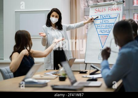 Formazione varia del team aziendale in maschera medica Foto Stock