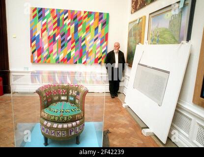 PETER BLAKE, APPENDIABITI SENIOR DI QUEST'ANNO RA SUMMER EXHIBITON, HA INVITATO GLI ARTISTI DI CUI ADMIRES LAVORO, A PARTECIPARE AL EXHIBITON.HE È VISTO IN PIEDI DI FRONTE A UN DIPINTO DI BRIDGET RILEY, CHIAMATO ' DA QUI'. LA SEDIA È DI TRACY EMIN, ED È CHIAMATA 'CI SONO MOLTI SOLDI IN SEDIE'. 14.5.01 PIC:GIOVANNI VOOS Foto Stock