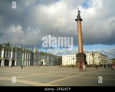 San Pietroburgo, Russia, 29 gennaio 2020. Le basse e pesanti nuvole sopra la Piazza del Palazzo, il Palazzo d'Inverno e la colonna Alexander, i turisti a piedi vedere il s. Foto Stock