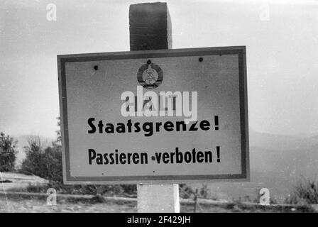 Un cartello che proibisce il passaggio al confine della Germania orientale, ufficialmente Repubblica democratica tedesca, anni 70. Foto Stock