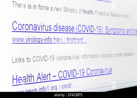 Risultati della ricerca su Internet per coronavirus con i link di siti web immaginari non esistenti in mostra, primo piano. Foto Stock