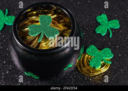 Moneta riempito Pot d'oro con Shamrocks Foto Stock