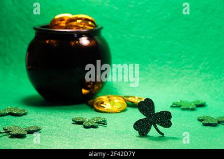 Trifogli Shamrock con vaso d'oro riempito di moneta Foto Stock