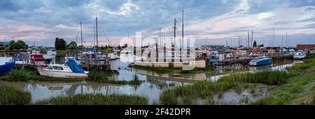 BENFLEET, ESSEX, UK - 01 agosto 2010: Vista panoramica degli ormeggi in barca a Benfleet Creek appena fuori dall'estuario del Tamigi Foto Stock