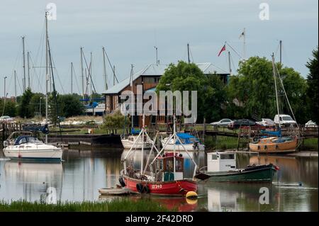 BENFLEET, ESSEX, UK - 01 agosto 2010: Benfleet Yacht Club e ormeggi a Benfleet Creek appena fuori dall'estuario del Tamigi Foto Stock