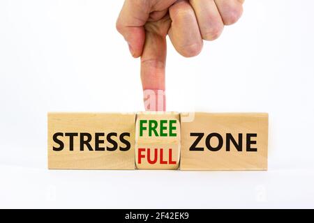 Simbolo della zona senza stress. Il medico trasforma un cubo e cambia le parole 'stress full zone' in 'stress free zone'. Splendido sfondo bianco. Psicologico, bu Foto Stock