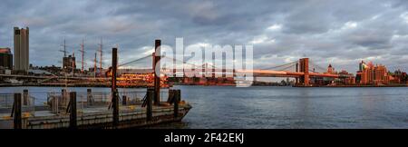 NEW YORK, USA - 05 DICEMBRE 2010: Vista panoramica del molo 17 e del Brookly Bridge al sole del tardo pomeriggio Foto Stock