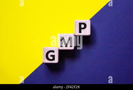 GMP, simbolo di buona pratica di fabbricazione. Concetto 'GMP, buona pratica di fabbricazione' su cubi su uno sfondo bello giallo e nero. Affari Foto Stock