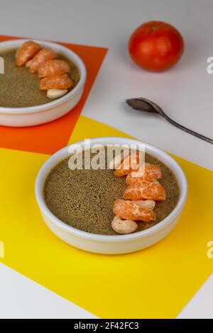 Pudding tradizionale di latte di cocco dello Sri Lanka Watalappan guarnito con noci di anacardi e zeppe tangerine. Foto Stock