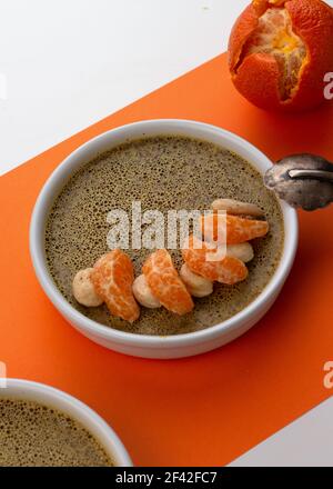 Pudding tradizionale di latte di cocco dello Sri Lanka Watalappan guarnito con noci di anacardi e zeppe tangerine. Foto Stock