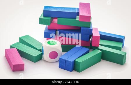 Jenga gioco di blocchi di legno colorato Foto Stock