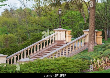 belle scale nel parco primaverile Foto Stock