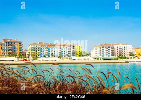 Colorati edifici sul lungomare in stile veneziano del quartiere Qanat Nel Qatar Pearl Foto Stock