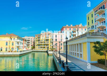 Colorati edifici sul lungomare in stile veneziano nel quartiere Qanat, il Pearl Qatar Foto Stock