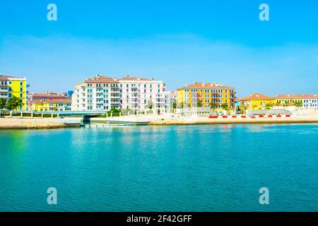 Colorati edifici sul lungomare in stile veneziano del quartiere Qanat Nel Qatar Pearl Foto Stock